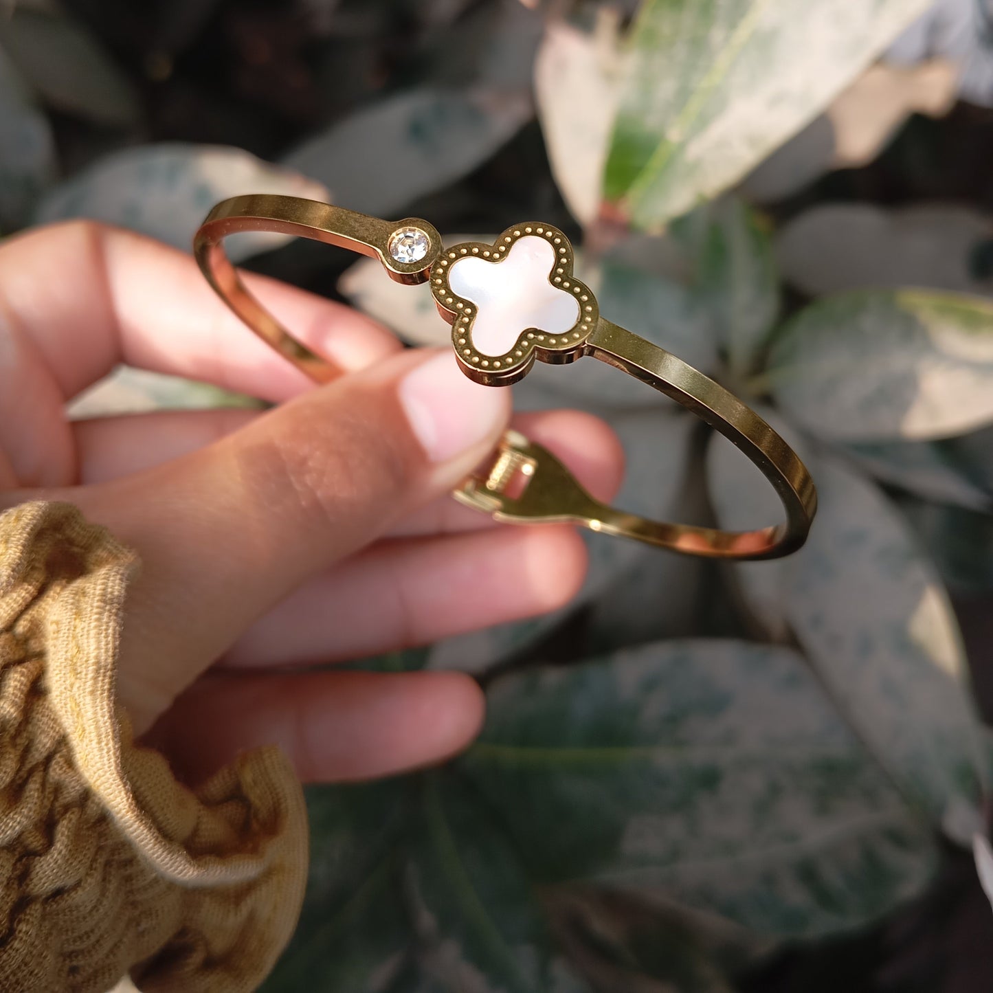 White Clover with Stone Handcuff