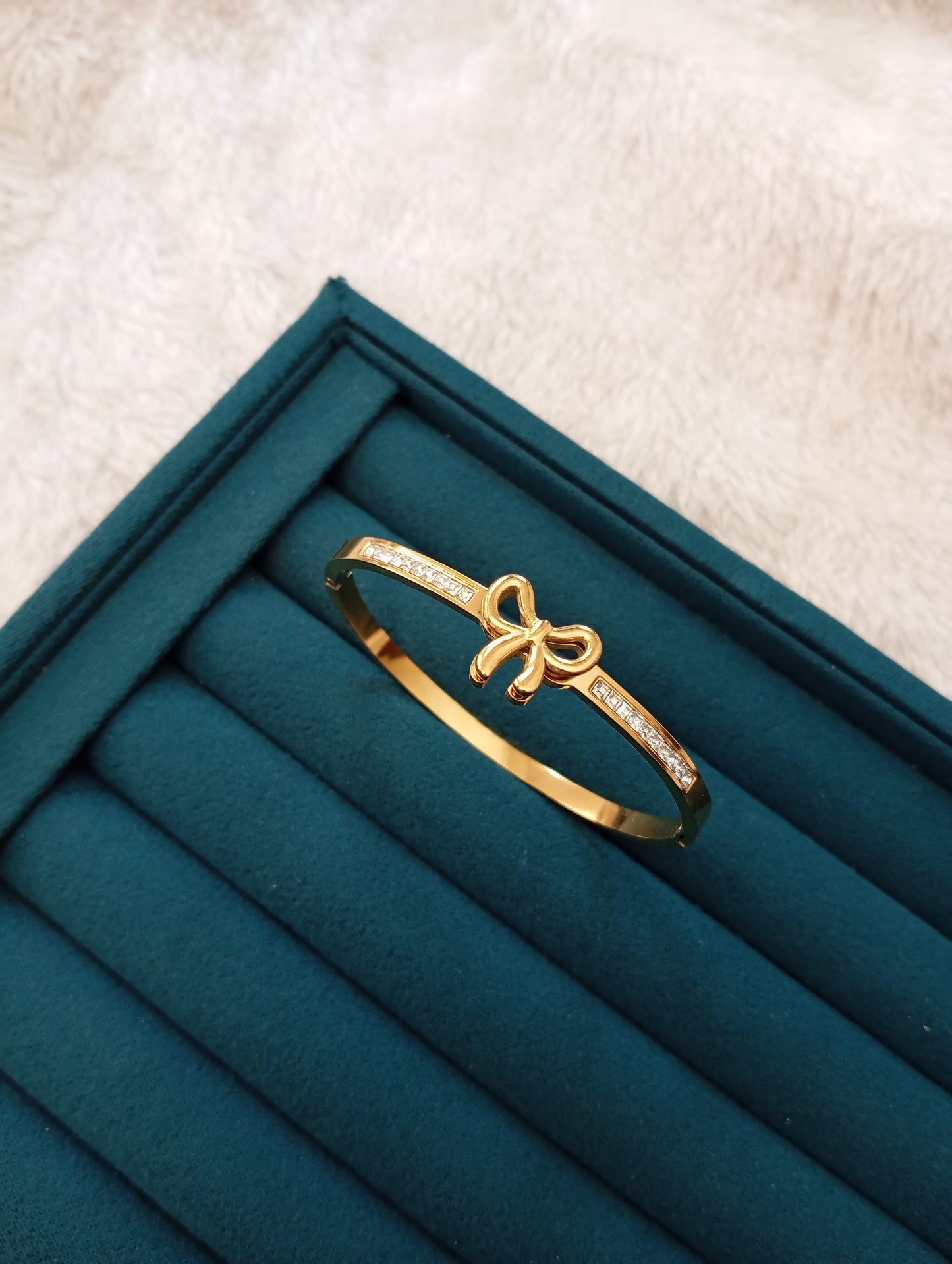 Bow Handcuff