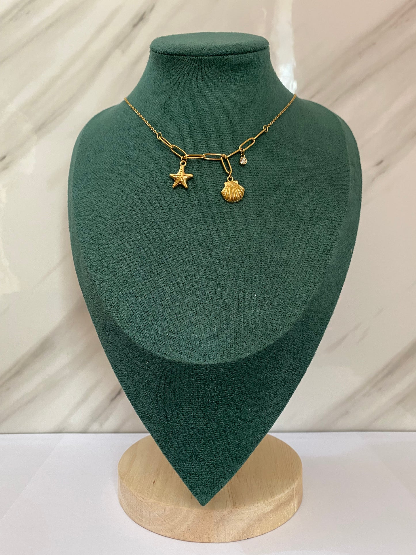 Gold Chunky Shell Necklace featuring a bold shell-inspired pendant crafted from premium stainless steel. Waterproof, tarnish-free jewelry for women, perfect for everyday wear, beach vacations, parties, weddings, gifting, and statement fashion styling.
