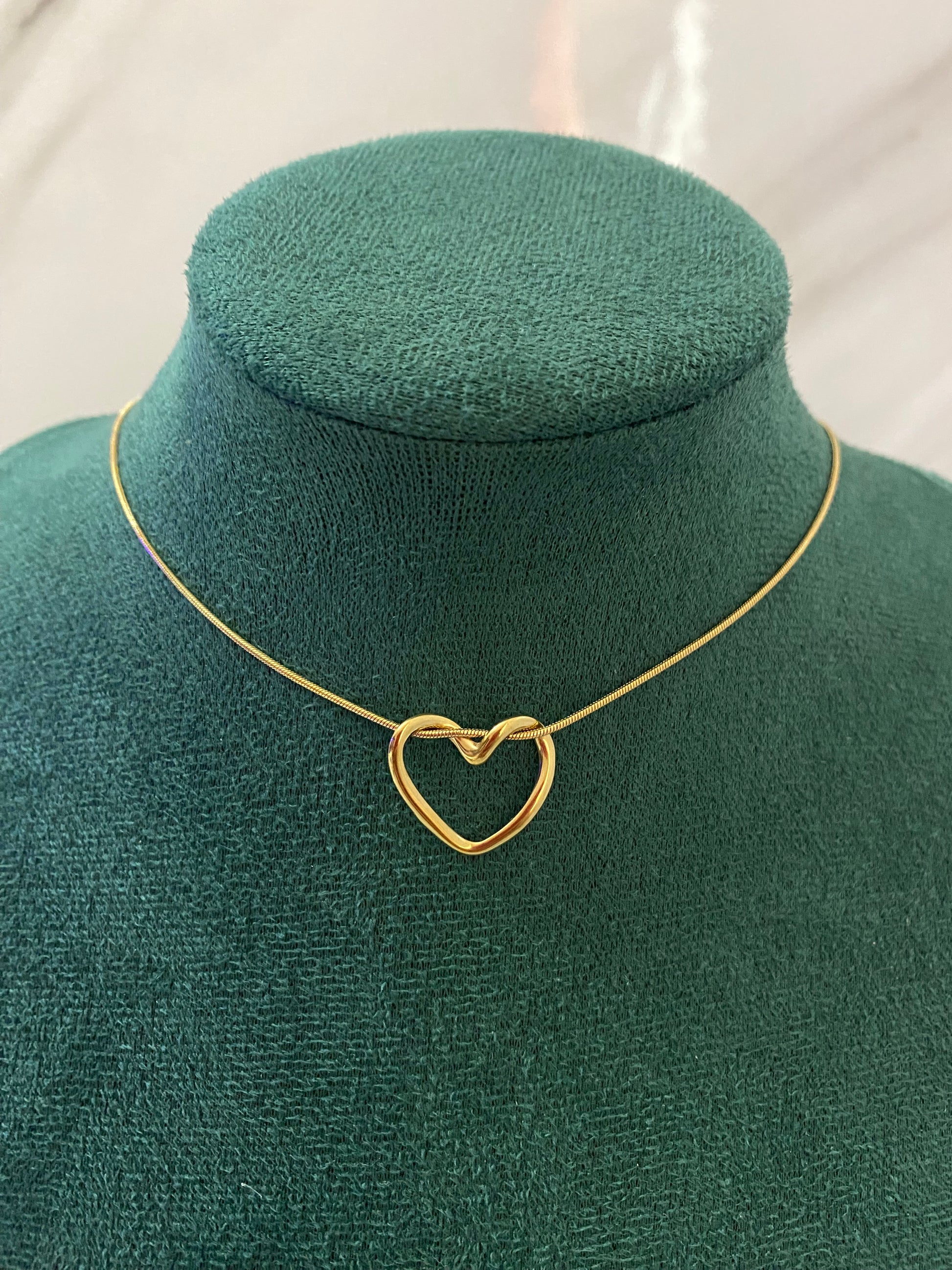 Gold Halo Loop Heart Necklace featuring an elegant heart motif surrounded by a stylish halo loop design. Crafted from premium stainless steel, this waterproof and tarnish-free necklace is perfect for women’s everyday wear, anniversaries, parties, weddings, gifting, and special occasions.
