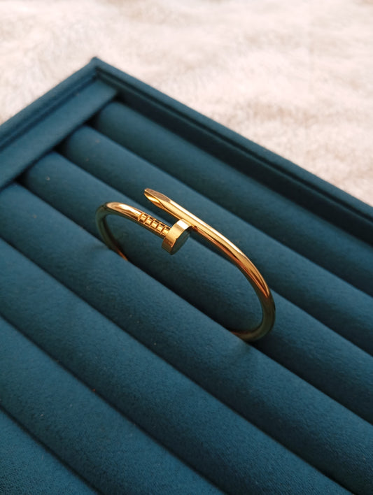 Basic Nail Golden Handcuff