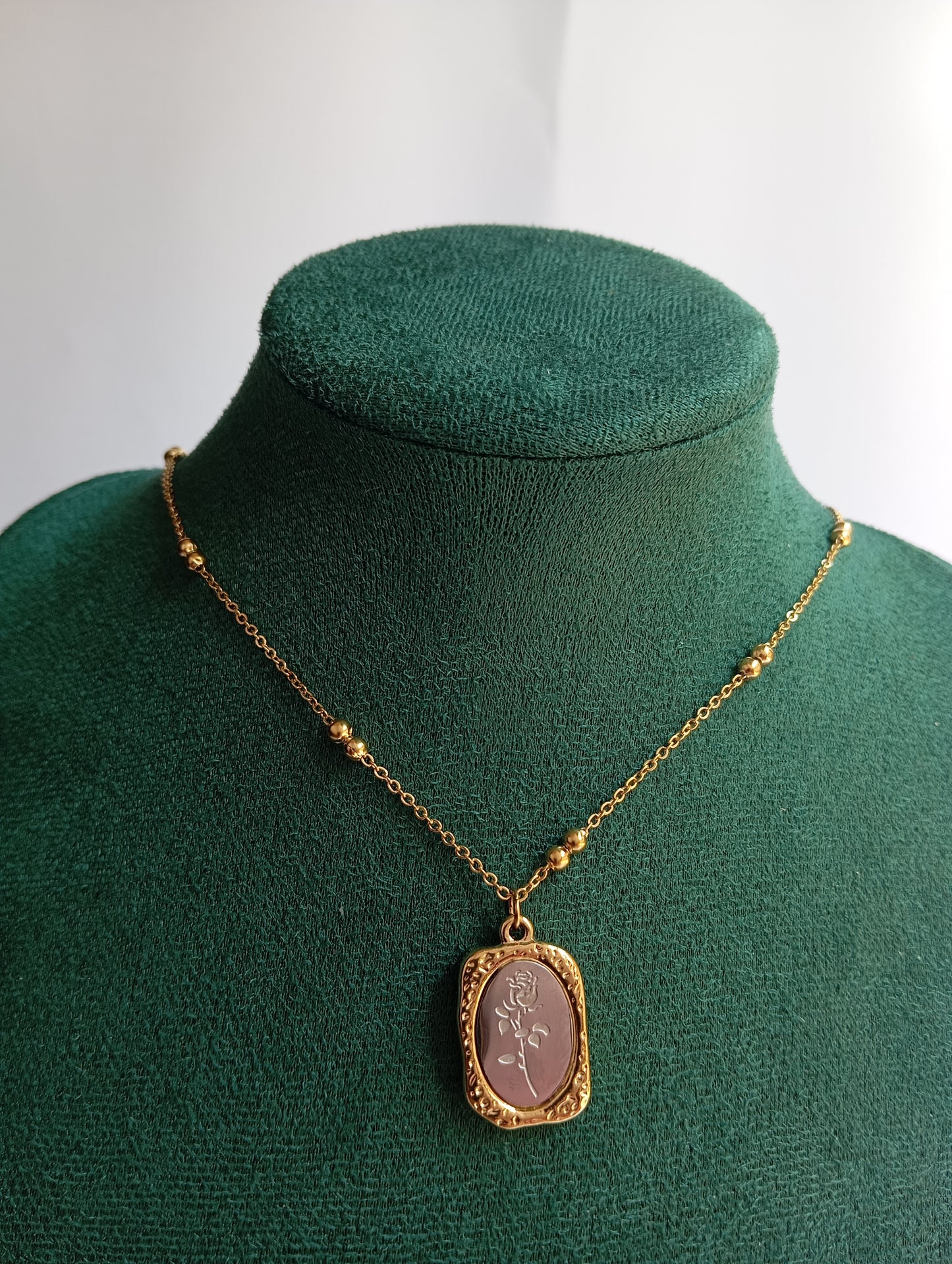 Gold Mirror Carved Charm Flower Necklace featuring a polished floral charm with intricate carved details. Crafted from premium stainless steel, this waterproof and tarnish-free necklace is ideal for daily wear, weddings, parties, gifting, and elegant fashion styling.
