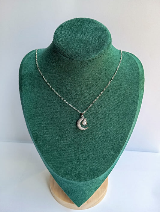 Silver Moon Necklace featuring a delicate crescent moon pendant crafted from premium stainless steel. Waterproof, tarnish-free jewelry for women, perfect for everyday wear, celestial styling, parties, gifting, weddings, and special occasions.
