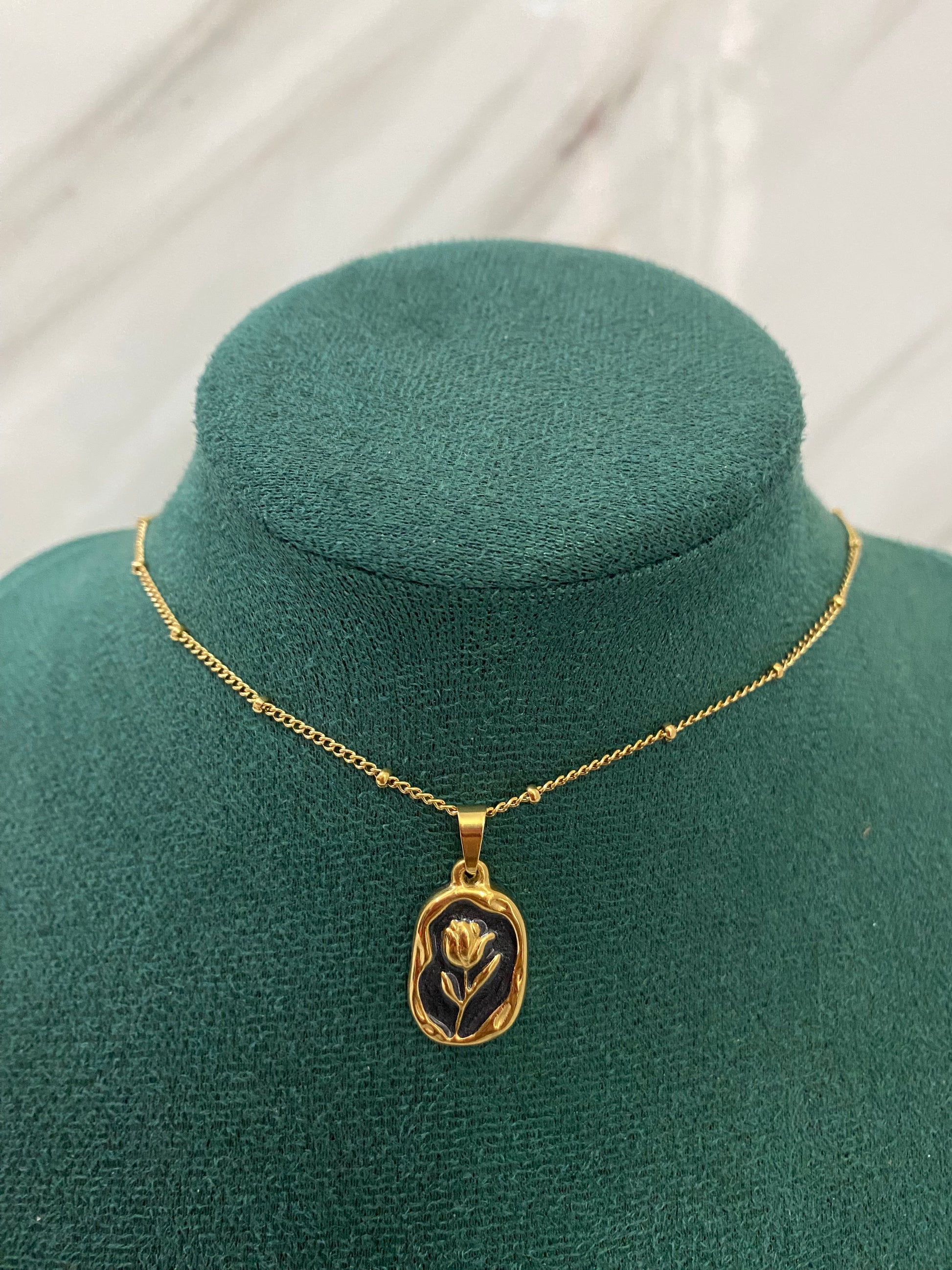 Gold Tulip Black Stone Necklace featuring an elegant tulip-inspired pendant with a sophisticated black stone detail. Crafted from premium stainless steel, this waterproof and tarnish-free necklace is perfect for women’s everyday wear, weddings, parties, gifting, and special occasions.
