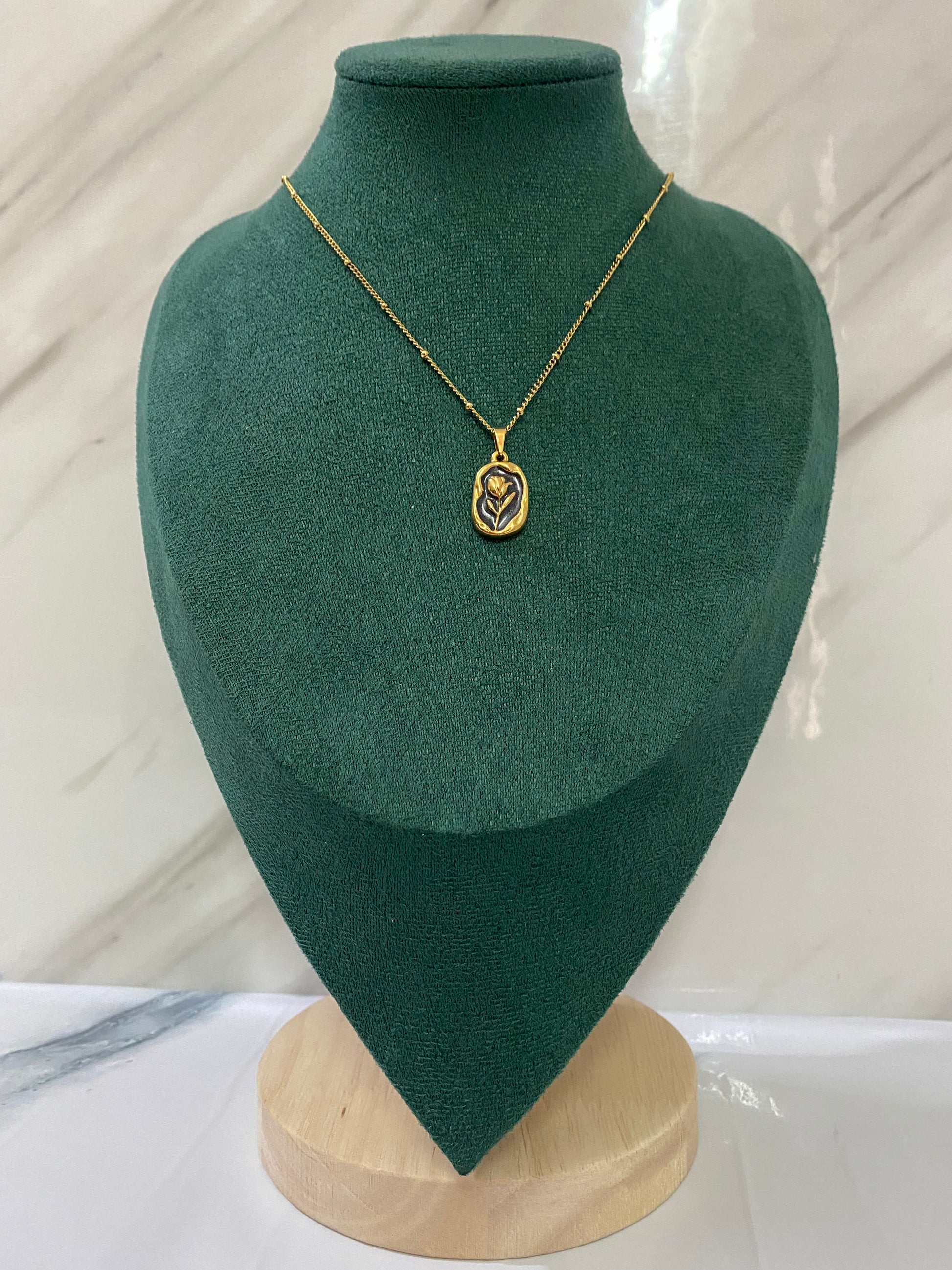 Gold Tulip Black Stone Necklace featuring an elegant tulip-inspired pendant with a sophisticated black stone detail. Crafted from premium stainless steel, this waterproof and tarnish-free necklace is perfect for women’s everyday wear, weddings, parties, gifting, and special occasions.
